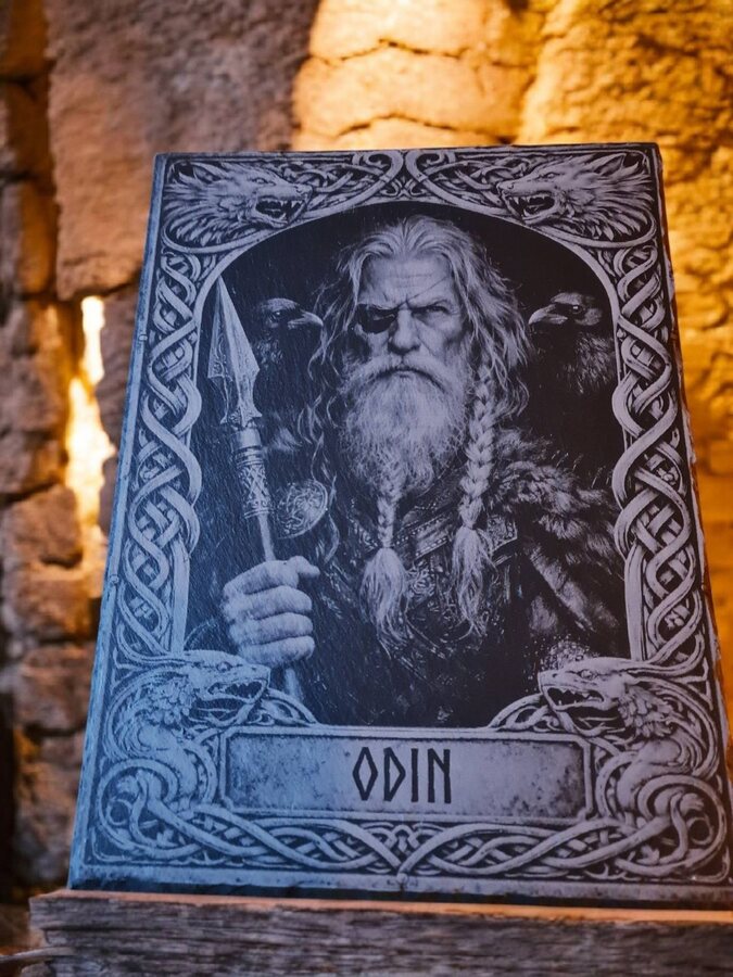 Lasergravierte Schieferplatte „Odin“ von Glanz & Gravur